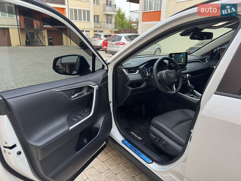 Позашляховик / Кросовер Toyota RAV4 2023 в Львові