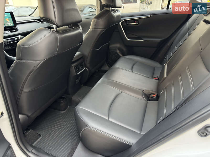 Позашляховик / Кросовер Toyota RAV4 2023 в Львові