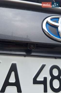 Позашляховик / Кросовер Toyota RAV4 2020 в 