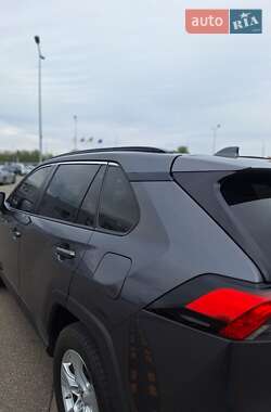 Позашляховик / Кросовер Toyota RAV4 2020 в 