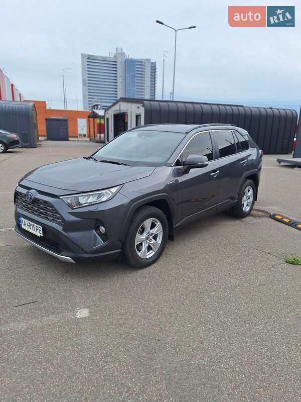 Позашляховик / Кросовер Toyota RAV4 2020 в 