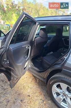 Позашляховик / Кросовер Toyota RAV4 2020 в 