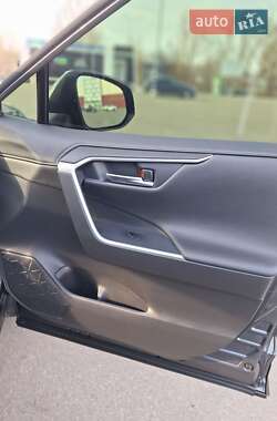 Позашляховик / Кросовер Toyota RAV4 2020 в 