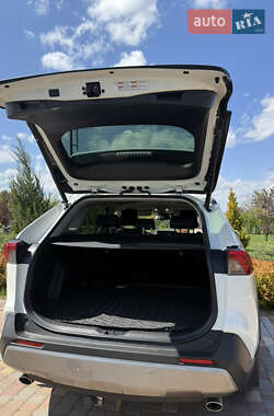 Внедорожник / Кроссовер Toyota RAV4 2021 в 