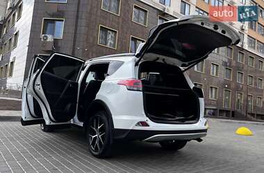 Внедорожник / Кроссовер Toyota RAV4 2016 в 