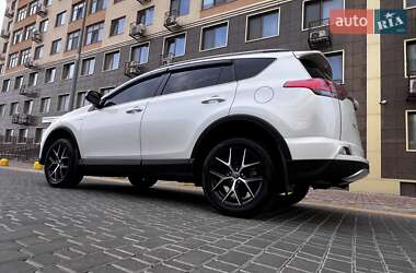 Внедорожник / Кроссовер Toyota RAV4 2016 в 