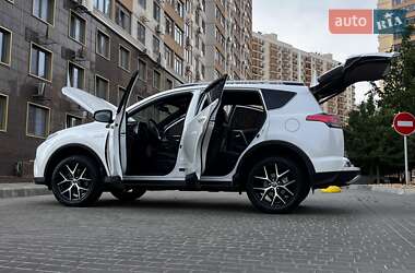 Внедорожник / Кроссовер Toyota RAV4 2016 в 