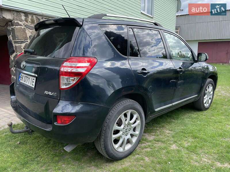 Позашляховик / Кросовер Toyota RAV4 2010 в Вараші