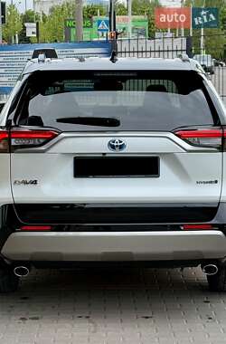Внедорожник / Кроссовер Toyota RAV4 2024 в 