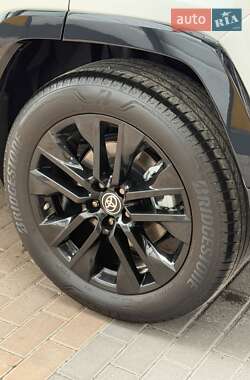 Внедорожник / Кроссовер Toyota RAV4 2024 в 