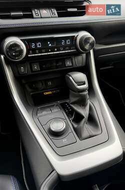 Внедорожник / Кроссовер Toyota RAV4 2024 в 
