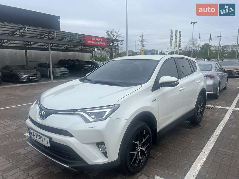 Позашляховик / Кросовер Toyota RAV4 2017 в 