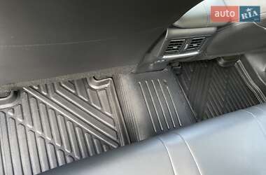 Позашляховик / Кросовер Toyota RAV4 2023 в 
