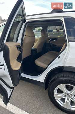 Позашляховик / Кросовер Toyota RAV4 2019 в 