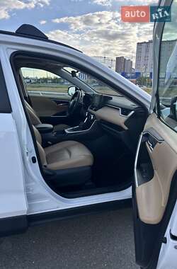 Позашляховик / Кросовер Toyota RAV4 2019 в 