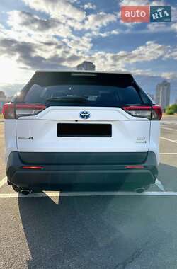 Позашляховик / Кросовер Toyota RAV4 2019 в 