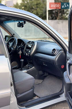 Внедорожник / Кроссовер Toyota RAV4 2004 в 