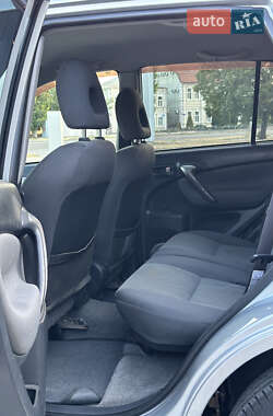 Внедорожник / Кроссовер Toyota RAV4 2004 в 