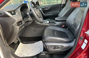 Позашляховик / Кросовер Toyota RAV4 2019 в 