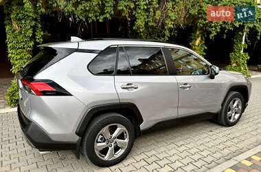 Позашляховик / Кросовер Toyota RAV4 2021 в 
