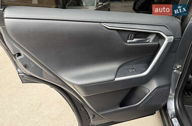 Внедорожник / Кроссовер Toyota RAV4 2023 в 