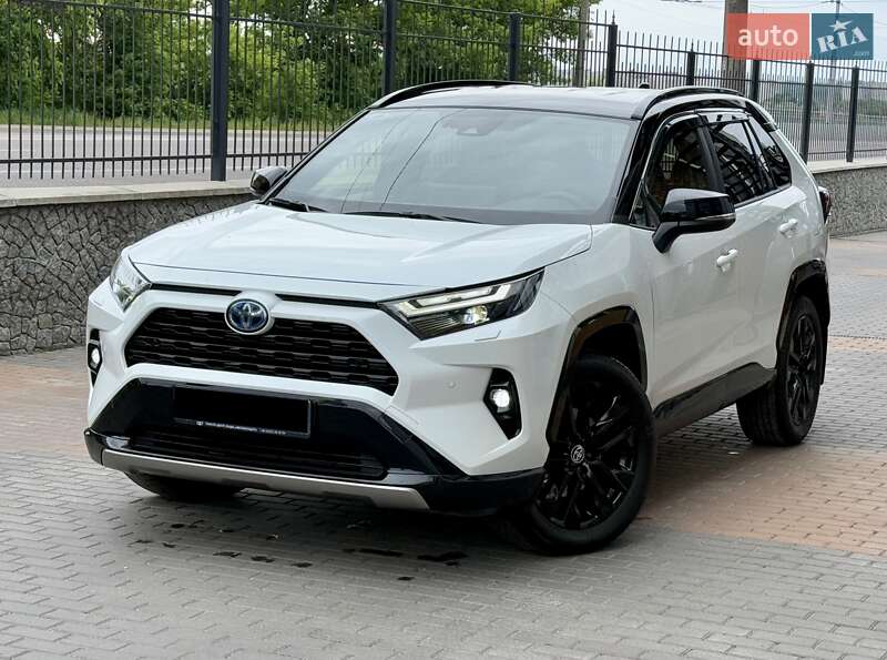 Позашляховик / Кросовер Toyota RAV4 2023 в 