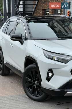Позашляховик / Кросовер Toyota RAV4 2023 в 