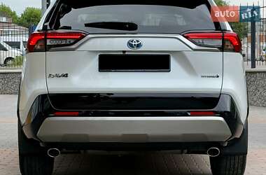 Позашляховик / Кросовер Toyota RAV4 2023 в 