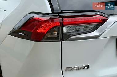 Позашляховик / Кросовер Toyota RAV4 2023 в 