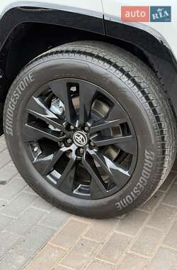 Позашляховик / Кросовер Toyota RAV4 2023 в 