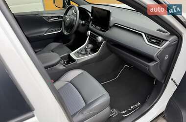 Позашляховик / Кросовер Toyota RAV4 2023 в 