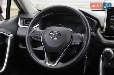 Позашляховик / Кросовер Toyota RAV4 2020 в 