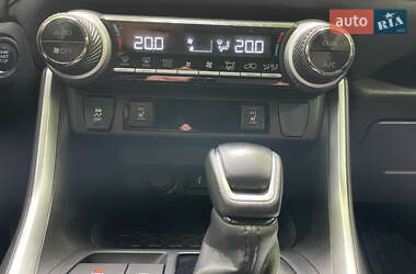Позашляховик / Кросовер Toyota RAV4 2019 в 