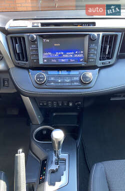 Позашляховик / Кросовер Toyota RAV4 2016 в 
