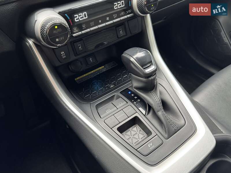 Позашляховик / Кросовер Toyota RAV4 2020 в Дніпрі