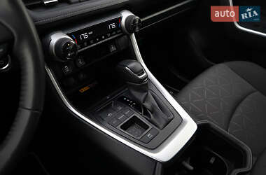Позашляховик / Кросовер Toyota RAV4 2023 в 