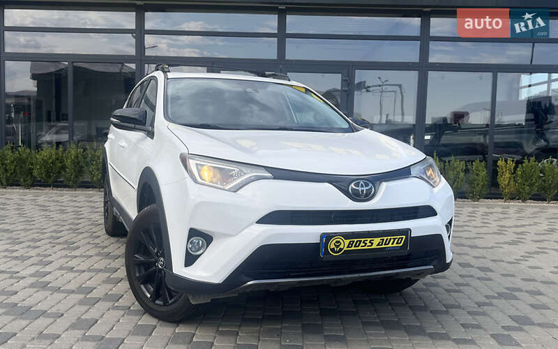 Позашляховик / Кросовер Toyota RAV4 2018 в 