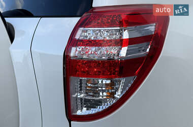 Позашляховик / Кросовер Toyota RAV4 2011 в 
