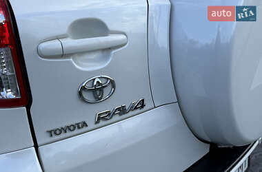 Позашляховик / Кросовер Toyota RAV4 2011 в 