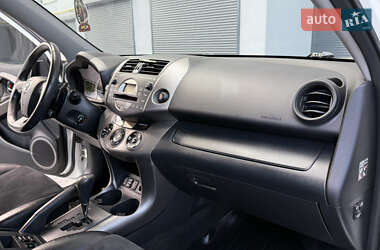 Позашляховик / Кросовер Toyota RAV4 2011 в 
