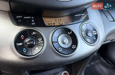 Позашляховик / Кросовер Toyota RAV4 2011 в 