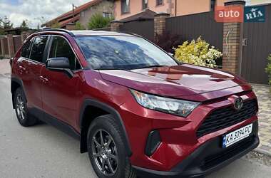 Позашляховик / Кросовер Toyota RAV4 2018 в 