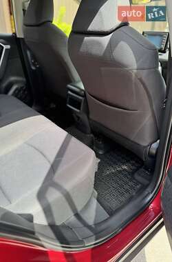 Позашляховик / Кросовер Toyota RAV4 2018 в 