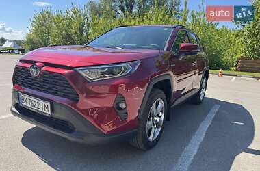 Позашляховик / Кросовер Toyota RAV4 2021 в Рівному