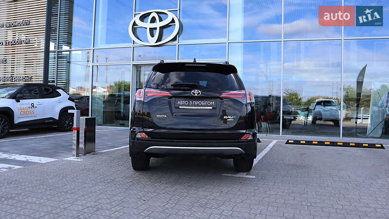 Позашляховик / Кросовер Toyota RAV4 2017 в Рівному