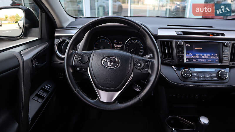 Позашляховик / Кросовер Toyota RAV4 2017 в Рівному