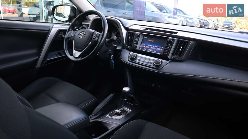 Позашляховик / Кросовер Toyota RAV4 2017 в Рівному