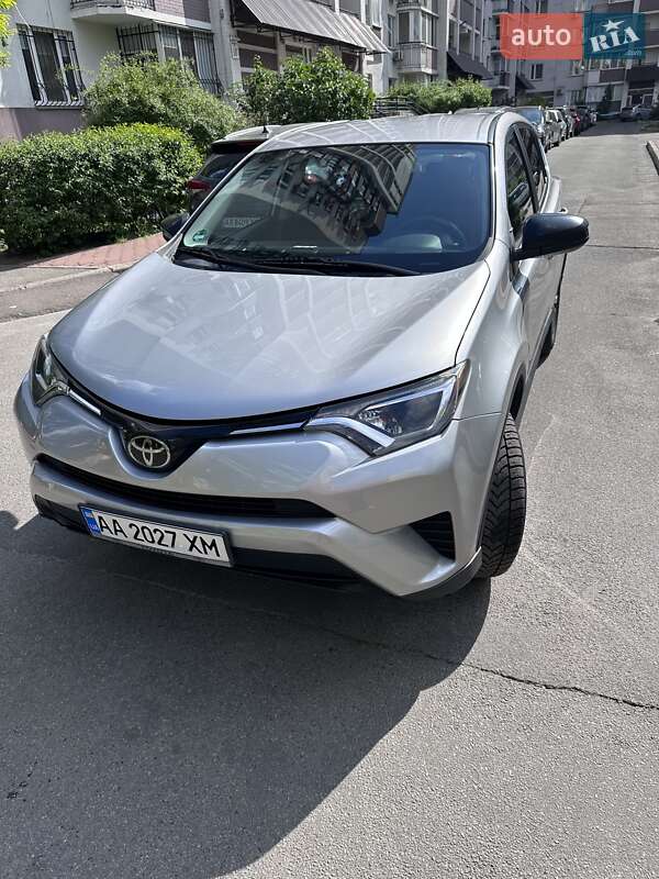 Позашляховик / Кросовер Toyota RAV4 2017 в 