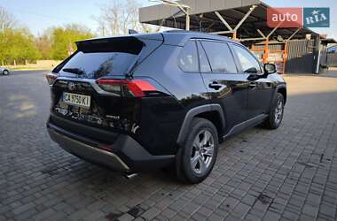 Позашляховик / Кросовер Toyota RAV4 2023 в 