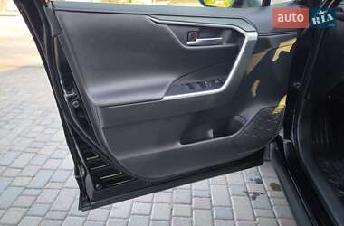 Позашляховик / Кросовер Toyota RAV4 2023 в 